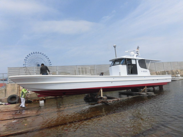 広島：カキ養殖作業船「第八進光丸」進水、回航